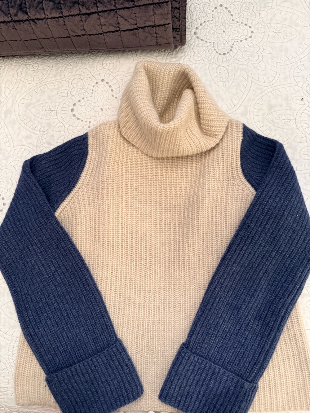 Autumn Cashmere Two-Tone Ribbed Turtleneck Sweater - Beige & Navy